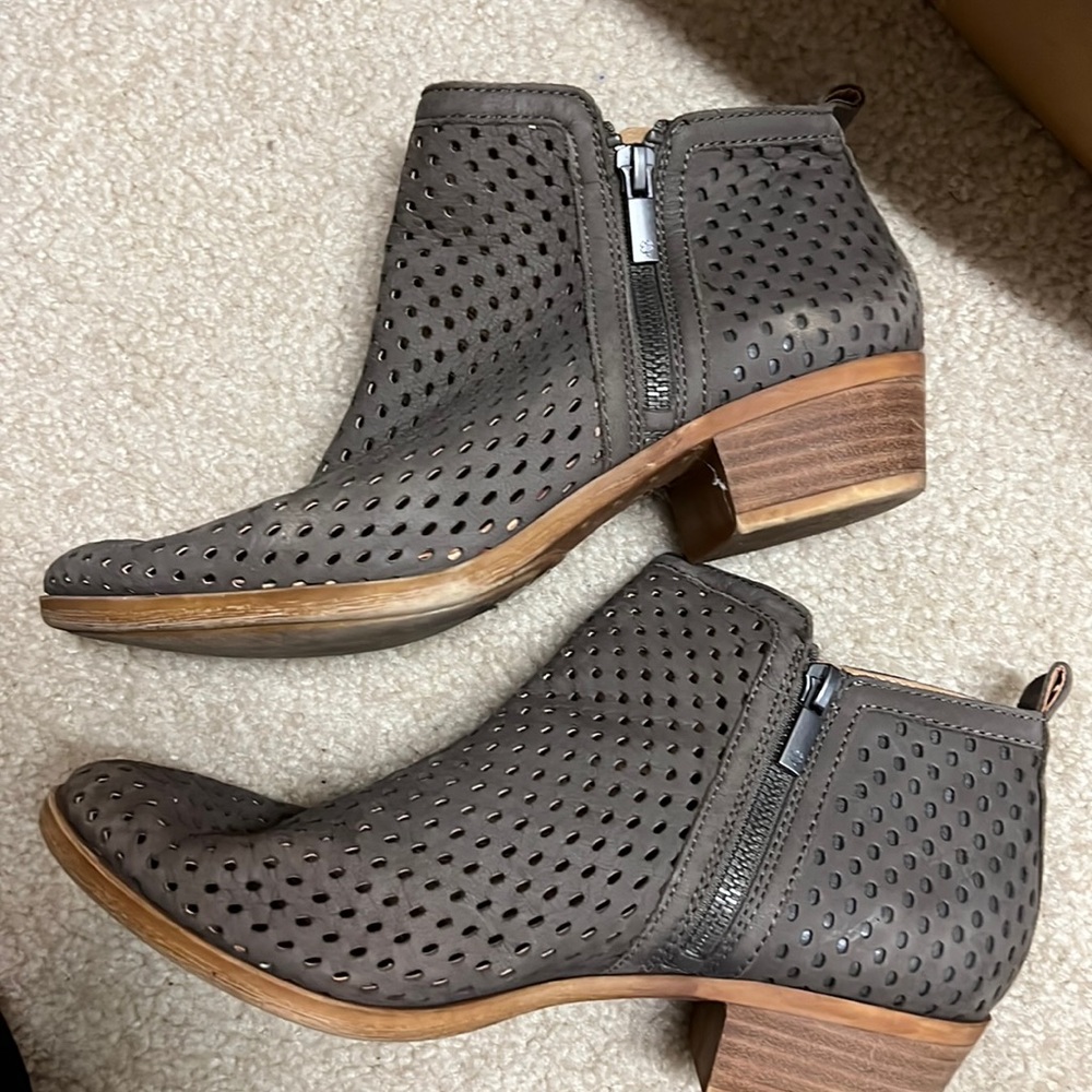 Super cute booties!
